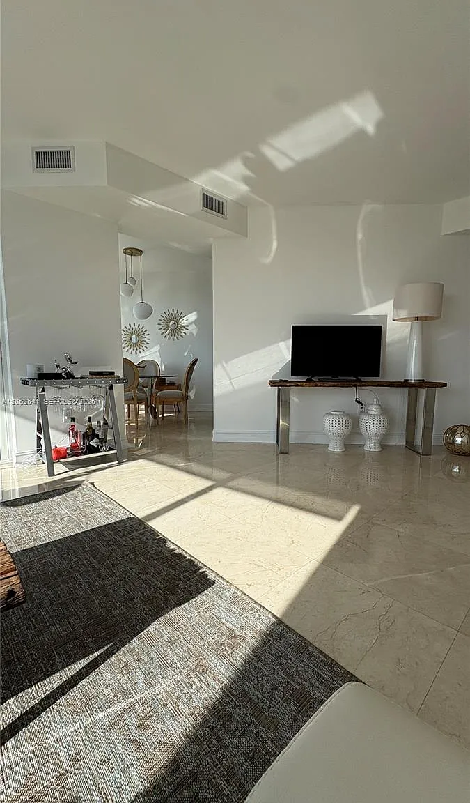Trump Royale Condo — Photo 3