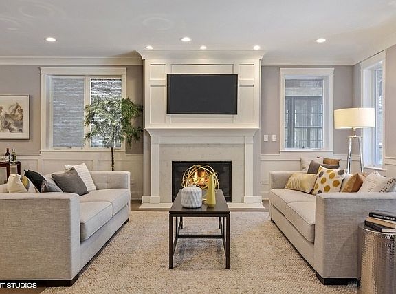 3rd image of 549 W Roscoe St #1