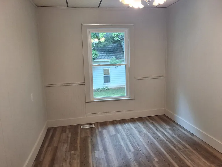 109 E Main St — Photo 13