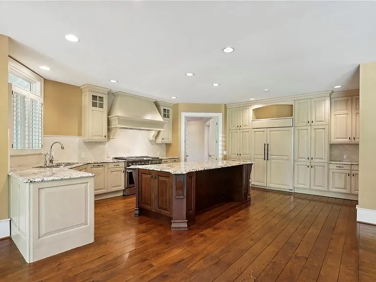 1965 W Wesley Rd NW — Photo 21