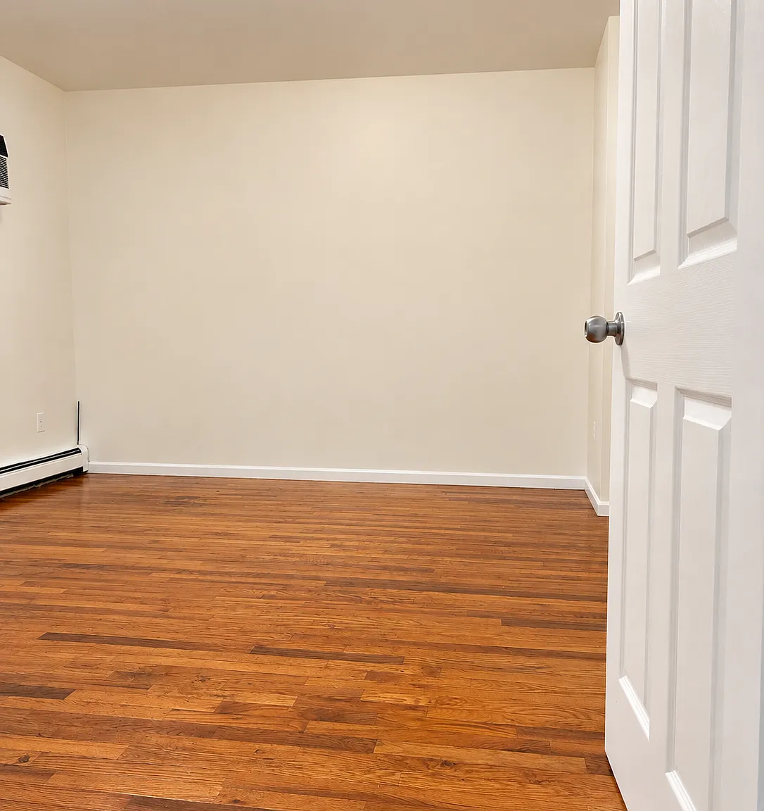 3 bed, 900 sqft, $1,400 — Photo 1