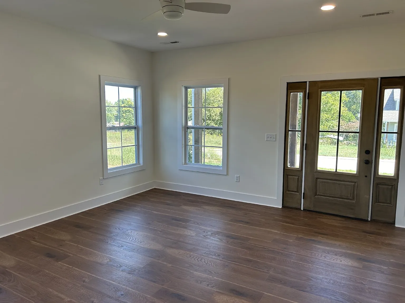 3 bed, 2.0 bath, 1400 sqft, $2,100 — Photo 3