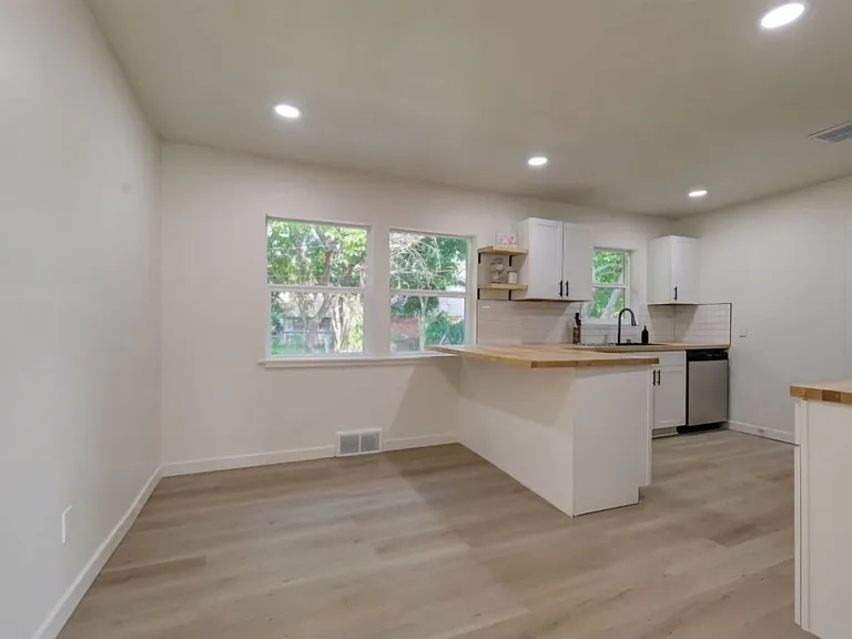 4713 N Prospect Ave — Photo 6