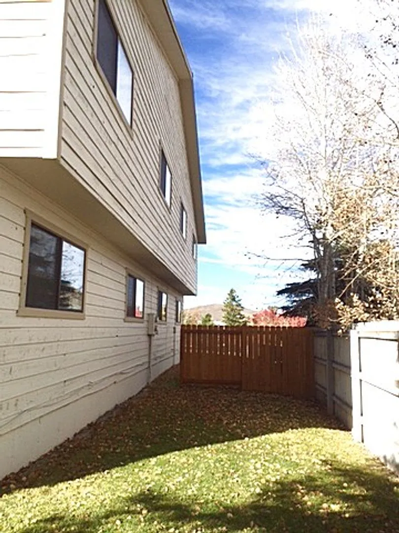 Great Prospector Home on Cul-de-Sac — Photo 2