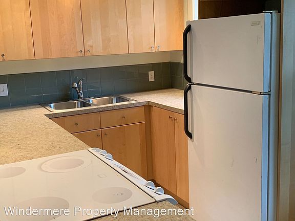 2nd image of 1574 Parkview Dr NE #2