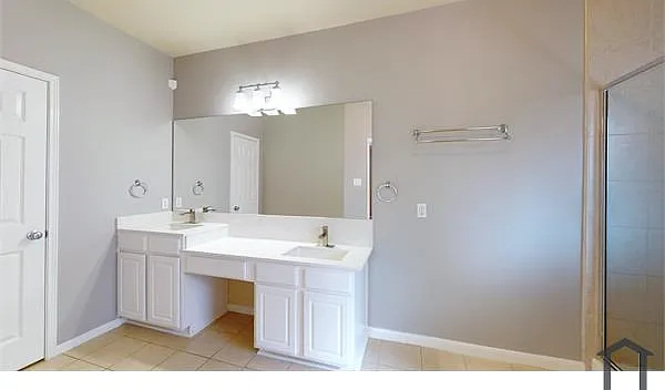 6 bed, 4070 sqft, $4,700 — Photo 3