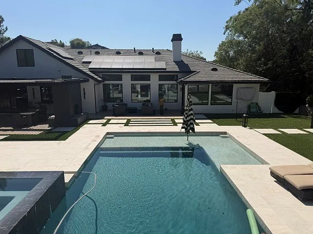 5 bed, 4337 sqft, $9,950 — Photo 4