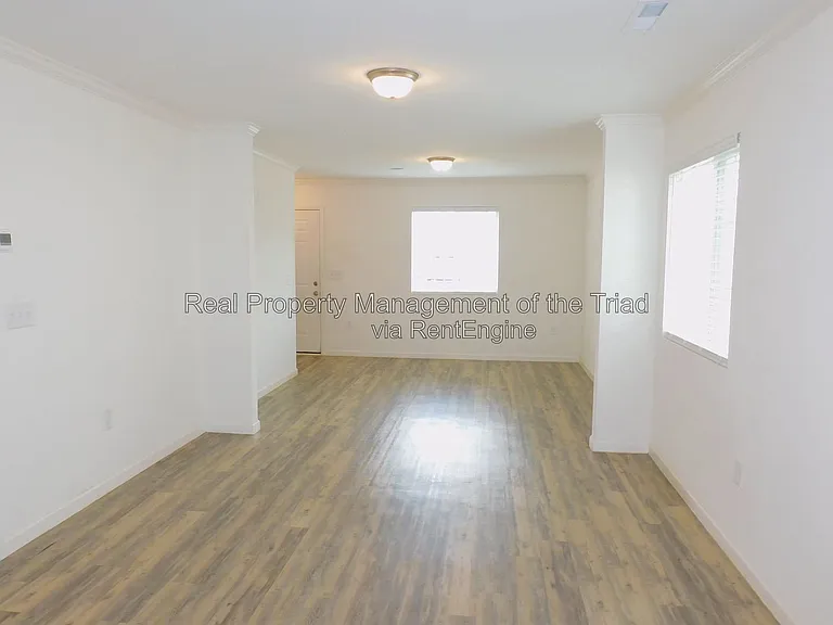 719 Torbay Dr — Photo 2