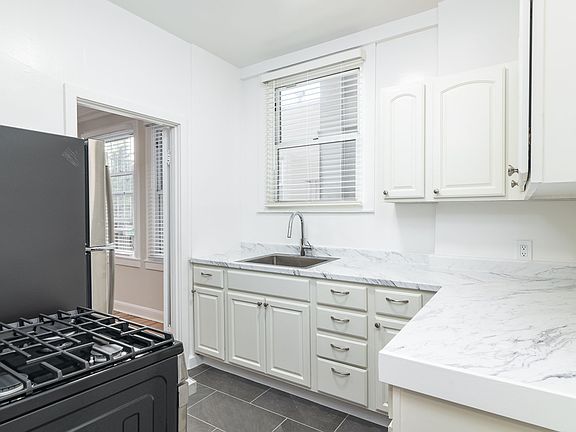 3rd image of 1900 Gough St APT 106