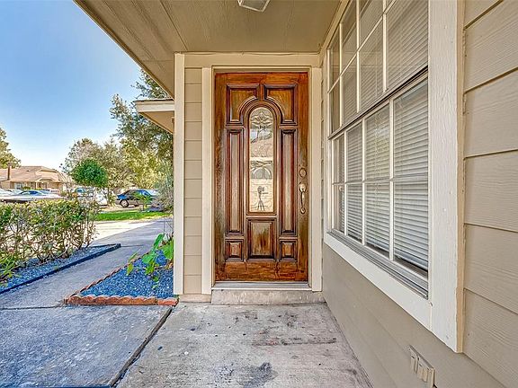 3rd image of 13915 Bay Gardens Dr