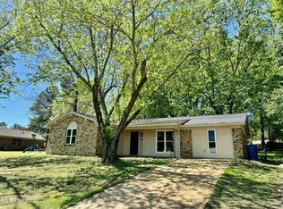 5857 Twin Lakes Dr, Horn Lake, MS 38637