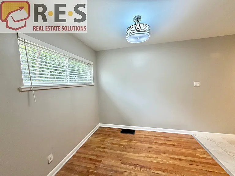 3201 S Holly St — Photo 8