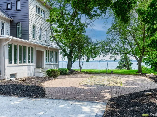 28059 Elba Dr, Grosse Ile, MI 48138