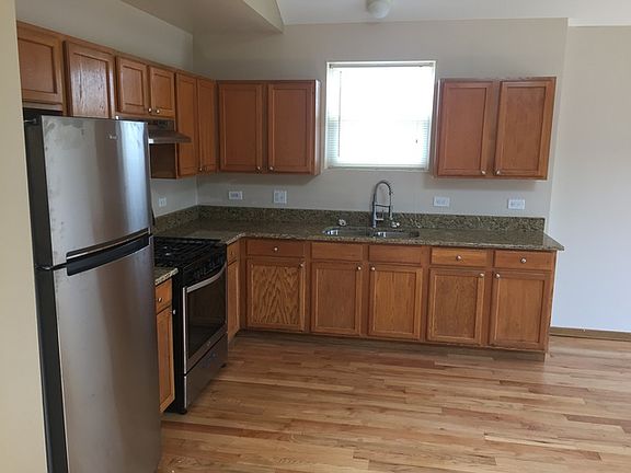 5th image of 1528 S Avers Ave