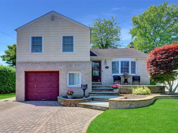 464 N Syracuse Avenue, Massapequa, NY 11758