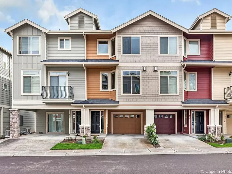 410 NE Patricia Ann Pl — Photo 1