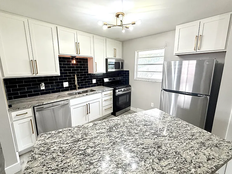 1541 Glenn Ave — Photo 5