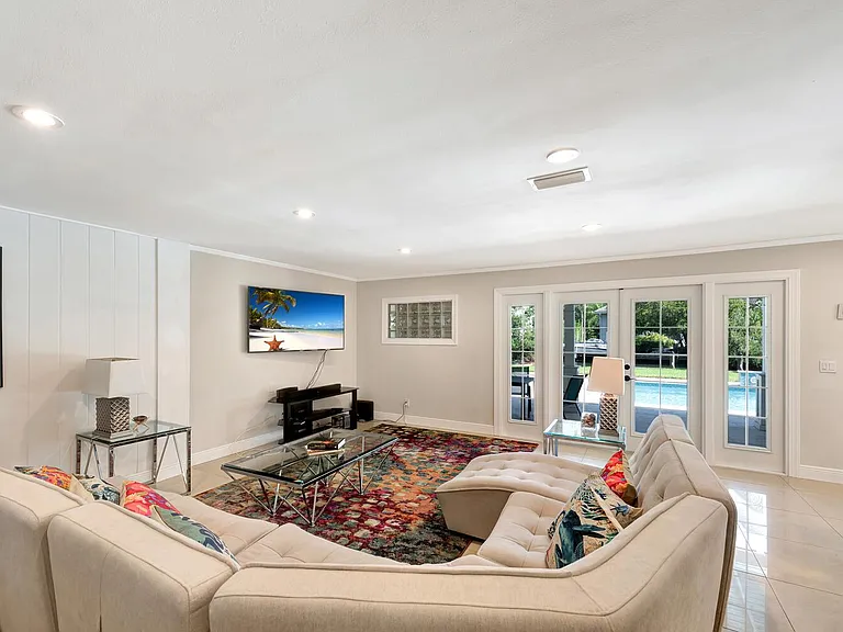 537 E Causeway Blvd — Photo 4