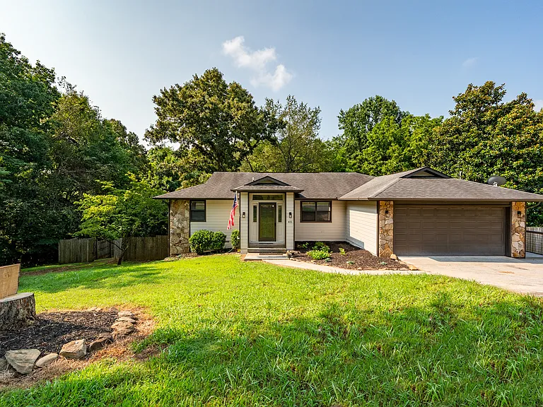 415 White Oak Cir — Photo 1