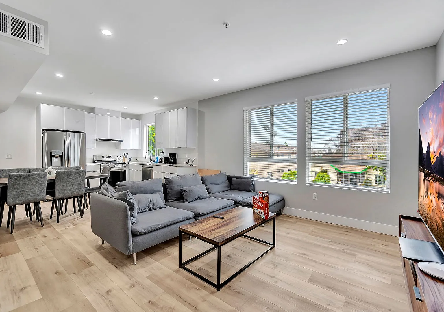 MH 546 N Harvard Blvd — Photo 1