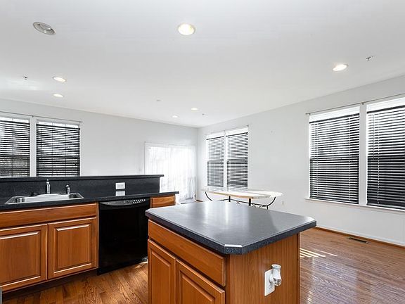 3rd image of 45520 Catalina Ln