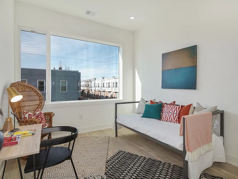 Stunning Apartment on Snyder Ave — Photo 26