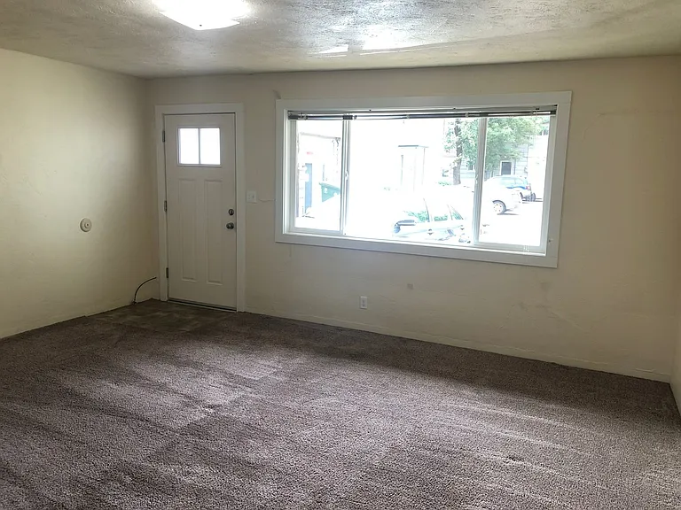 323 E 18th Aly — Photo 2