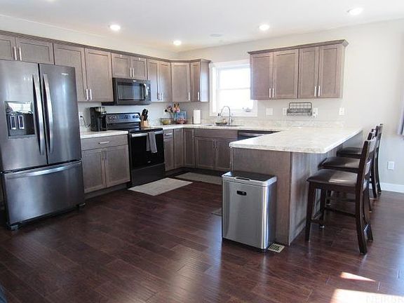 3rd image of 230 W Grand St