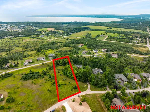 575 Harbor View Ln, Petoskey, MI 49770