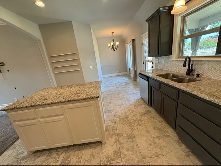 635 Meadows Cir — Photo 13