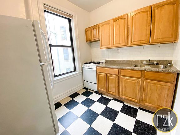 4th image of 31-60 33rd St #3D