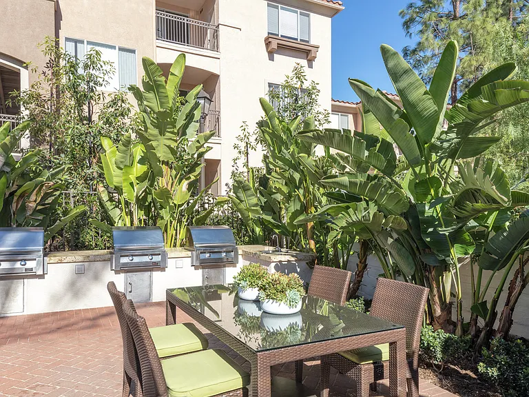 Las Flores Apartment Homes — Photo 22