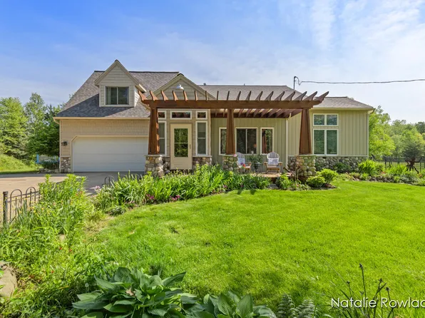 3201 5th St, Wayland, MI 49348