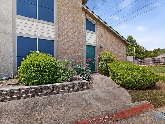 2nd image of 330 W Harwood Rd APT D
