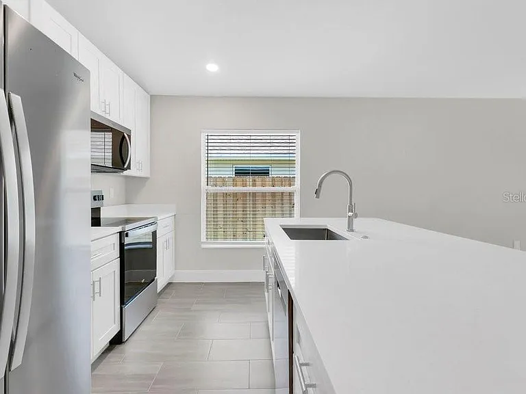 889 Dunbar St — Photo 4