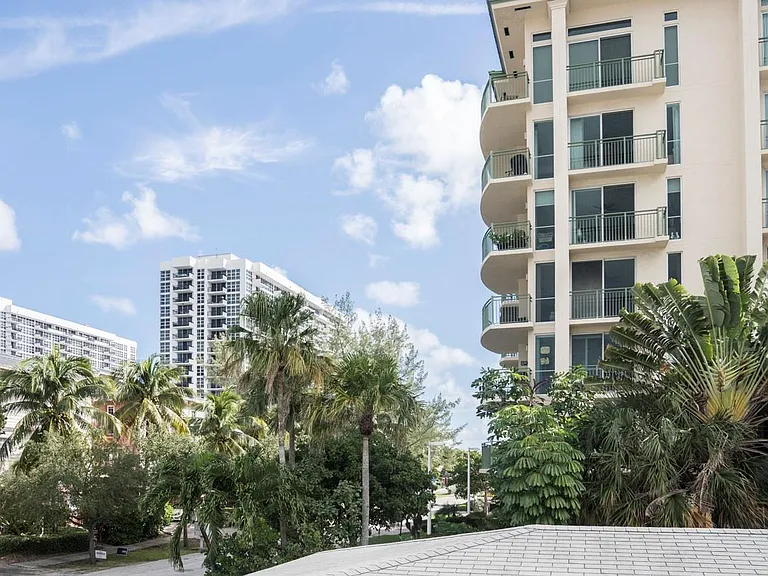 424 N Riverside Dr — Photo 2
