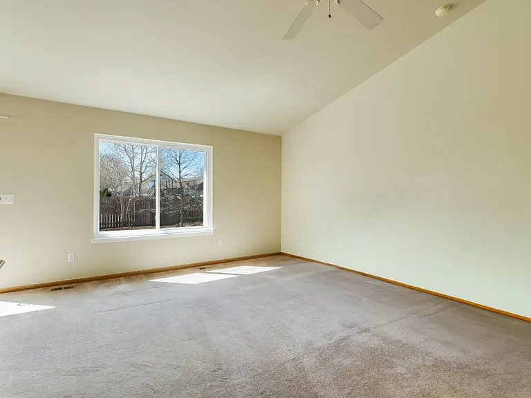 883 Emerald Dr — Photo 2