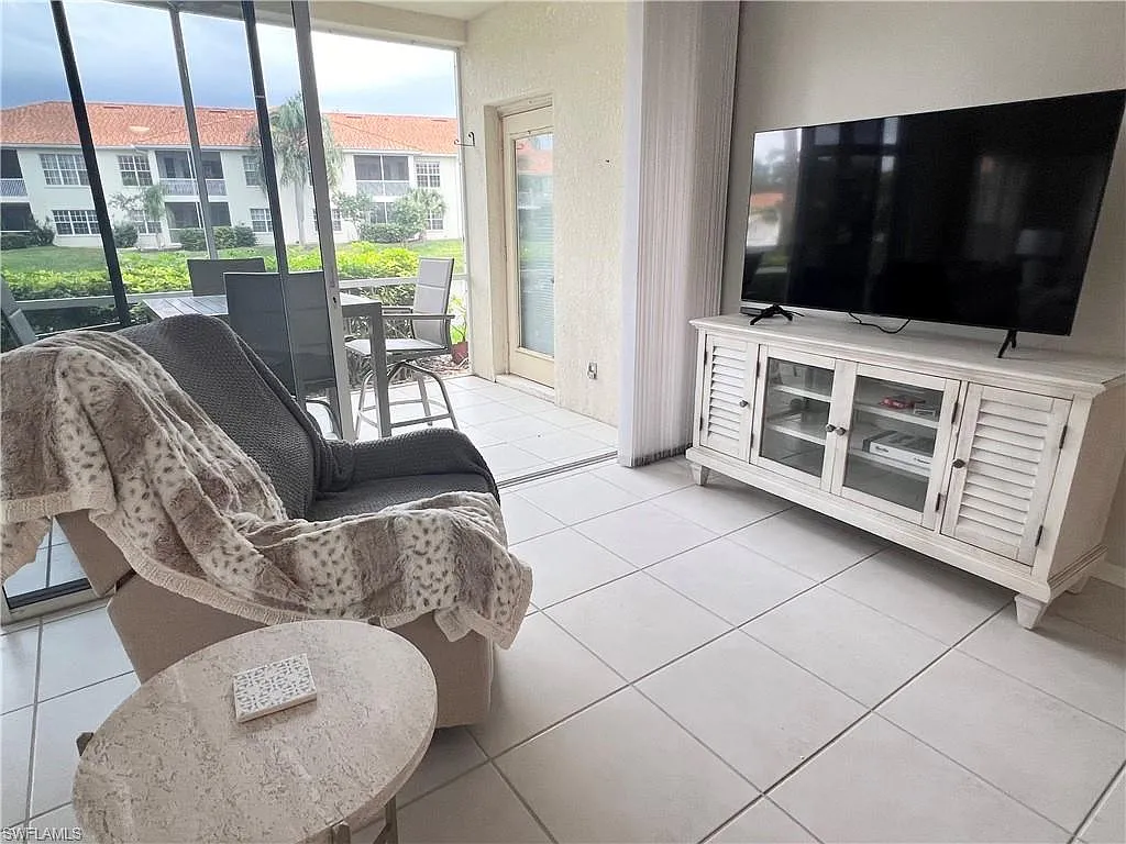 3 bed, 2.0 bath, 1584 sqft, $2,200 — Photo 4