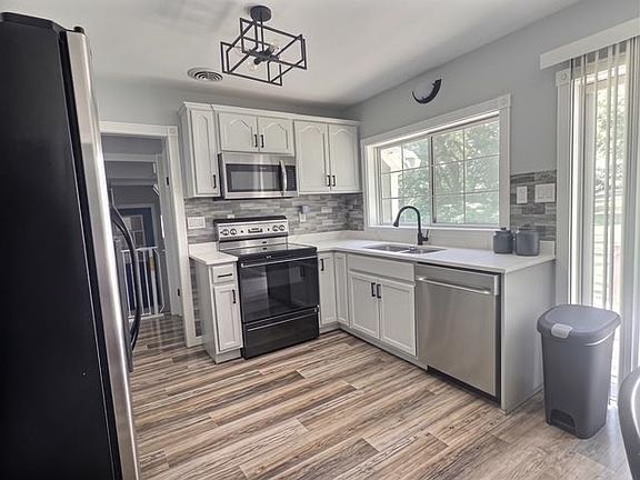 5th image of 403 S Cedar Ave