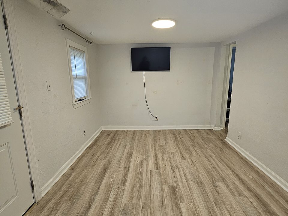 Front door/versatile living space

TV included