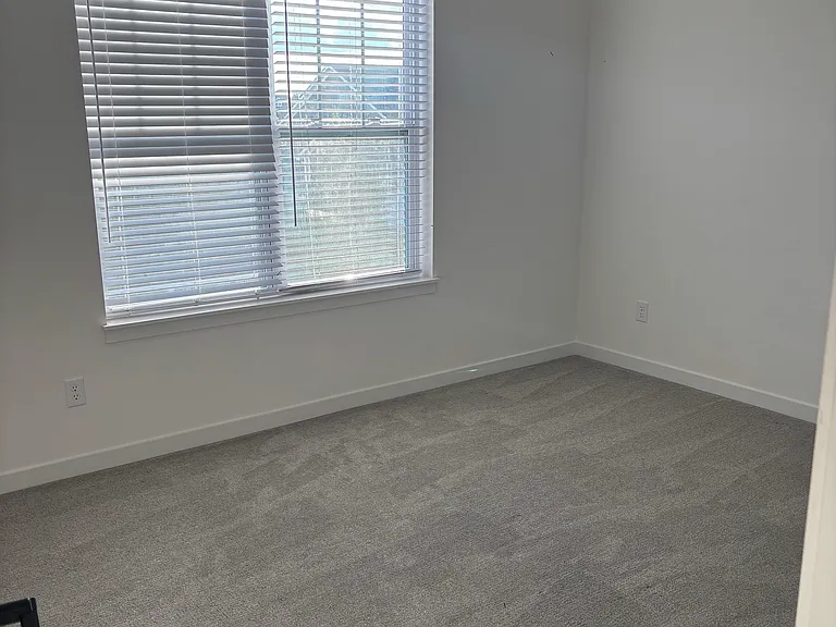 15109 Larchwood Dr — Photo 23