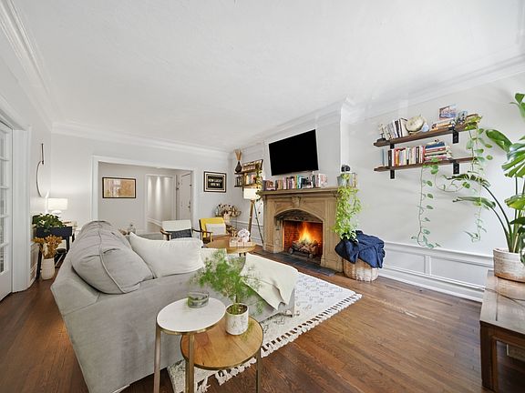 5th image of 518 W Surf St #1