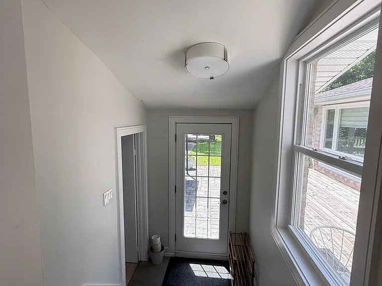 88 Lawrence Ave — Photo 16