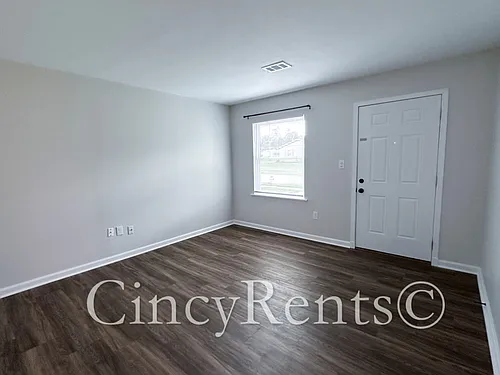 988 Stratford Pl — Photo 2