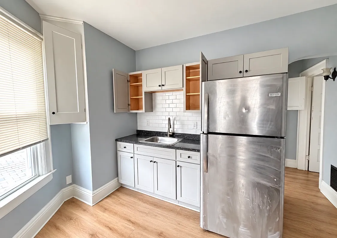 2 bed, 700 sqft, $1,000 — Photo 3