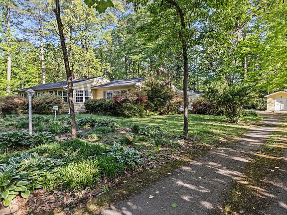 5th image of 301 Woodland Dr
