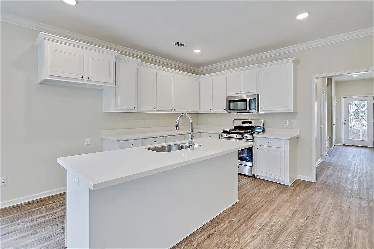 3 bed, 1810 sqft, $2,375 — Photo 3