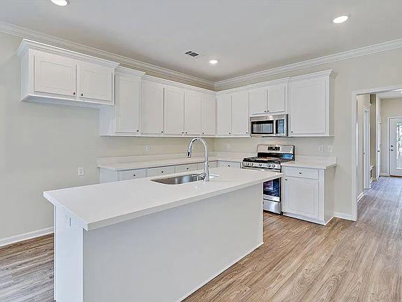 3rd image of 600 Diamond Way