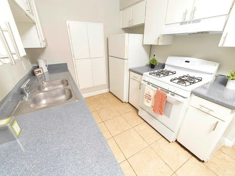 South Point Apartments — Photo 10