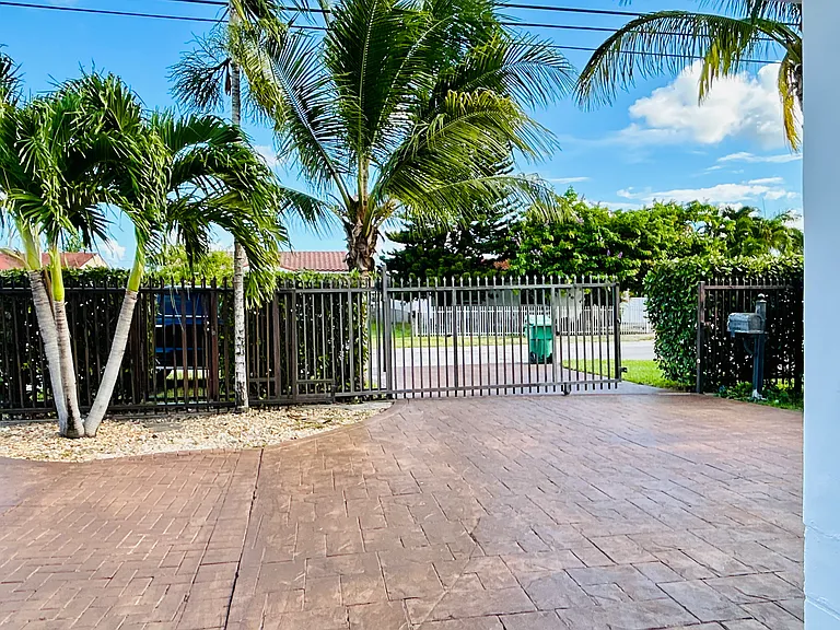 Gate